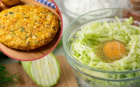 Gotowy omlet z cukinią i ziemniakami obok miski z tartą cukinią i jajkiem, gotowy do przygotowania pysznego dania.