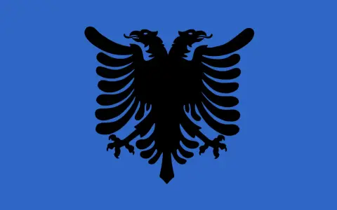 Czarny dwugłowy orzeł na niebieskim tle – to godło Albanii, symbol wolności i suwerenności.