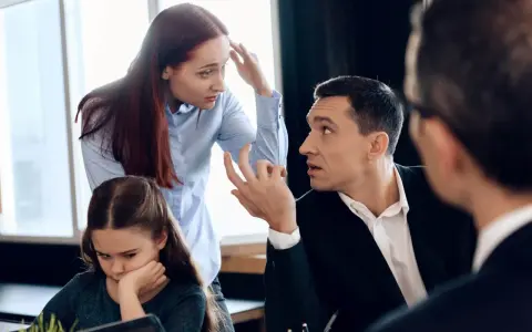 Rodzina dyskutuje o problemie za wysokich alimentów. Wzór odwołania może pomóc w tej trudnej sytuacji.