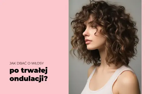 Kobieta z pięknymi, kręconymi włosami po trwałej ondulacji. Tekst pyta "Jak dbać o włosy po trwałej ondulacji?".