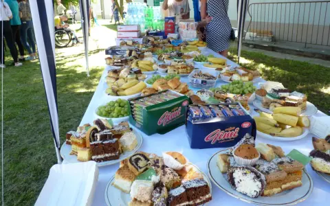 Mnóstwo słodkości na piknik szkolny pomysły: ciasta, babeczki, owoce i napoje.