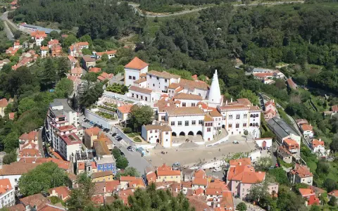 Luftaufnahme des Nationalpalastes von Sintra, ein Wahrzeichen der Region Sintra-Cascais, mit seinen charakteristischen kegelförmigen Schornsteinen.