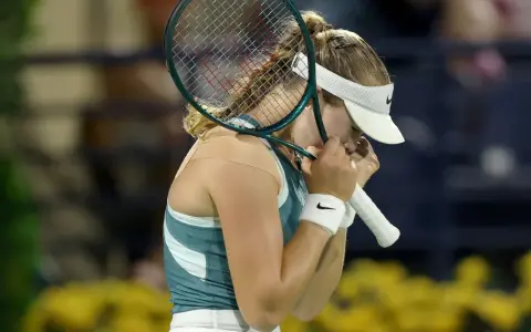 Tenisistka po przegranym punkcie na korcie w Dubaju, marząc o zwycięstwie w turnieju tenis dubaj 2025.
