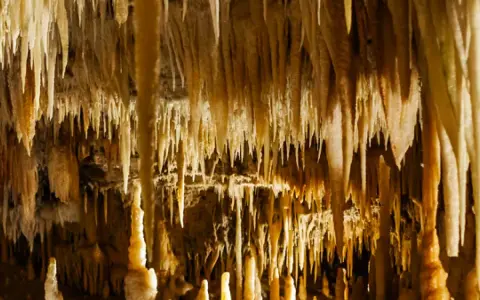 Grotte con stalattiti e stalagmiti, un'attrazione naturale da scoprire tra le cose da vedere vicino Alberobello.