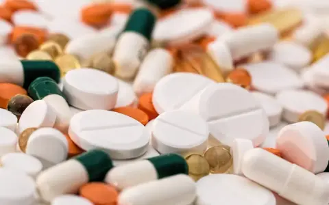 Mnóstwo tabletek i kapsułek. Czy to opioidy, co to jest? Różne kształty i kolory leków.