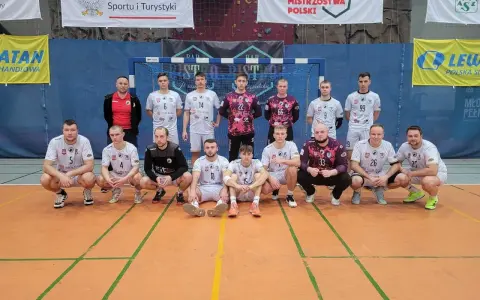 Drużyna piłkarzy ręcznych Włókniarz Konstantynów pozuje do zdjęcia.