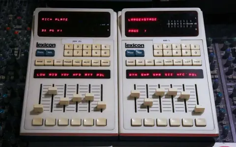 Deux unités Lexicon 224 XL et 480 L, avec des réglages affichant "RICH PLATE" et "LARGE+STAGE", prêtes à sculpter le son avec une plate reverb.