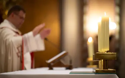 Ksiądz w kościele błogosławi wiernych. Czy poniedziałek wielkanocny to święto nakazane? Tak, tego dnia msza jest obowiązkowa.