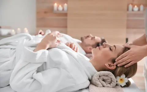 Para radzi sobie z objawami stresu przedślubnego, relaksując się na masażu. To sposób na zachowanie spokoju i cieszenie się dniem ślubu.