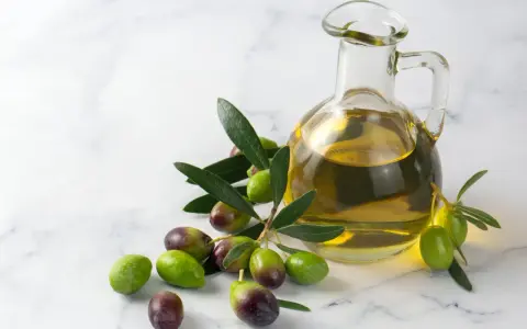Aceitunas y una botella de aceite de oliva. La palabra "aceite" viene del árabe "al-zayt", que significa "el jugo de la aceituna".