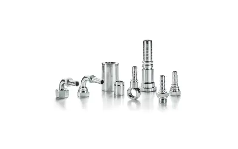 Ensemble de raccords hydrauliques en métal, incluant des coudes et des embouts, prêts à être assemblés avec une douille à sertir.