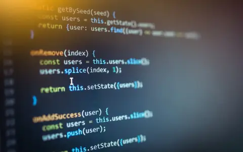 Fragment kodu w **Angular** z metodami do zarządzania stanem użytkowników, np. `onRemove` i `onAddSuccess`.