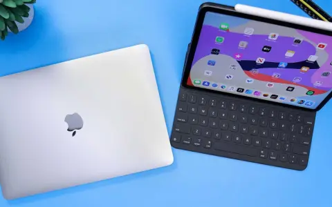Geschlossenes MacBook neben einem geöffneten iPad Pro mit Tastatur und Apple Pencil.