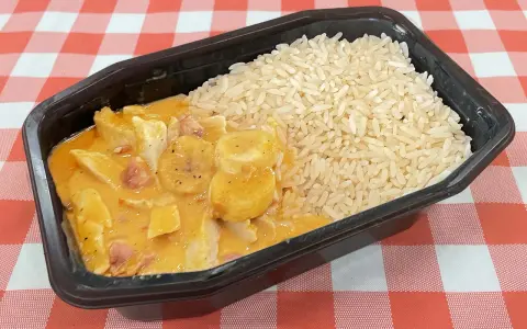 En portion flygande jacob med ris i en svart plastbehållare, serverad på en rödvitrutig duk.