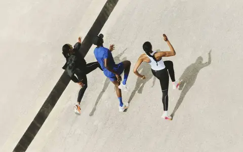 Tres corredores entrenan juntos, preparándose para las medias maratones España.