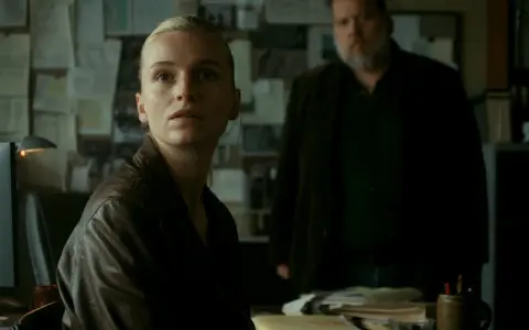 Kobieta w skórzanej kurtce i mężczyzna z brodą w tle, atmosfera napięcia w stylu thriller skandynawski film.