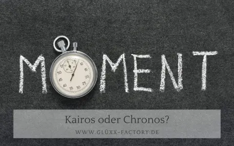 Stoppuhr neben dem Wort "MOMENT", geschrieben mit Kreide. Eine Erinnerung an den griechischen Gott der Zeit, Kairos, der den richtigen Augenblick verkörpert.