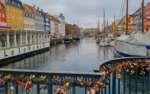 Bunte Häuser am Kanal, Boote und Liebesschlösser – das ist, was man in Kopenhagen gesehen haben muss.