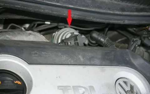 Roter Pfeil zeigt auf ein Bauteil im Motorraum. Mögliche abgasdrucksensor defekt symptome können hier ihren Ursprung haben.