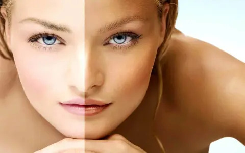 Rostro dividido: piel pálida con un cool undertone y piel bronceada. Ojos azules intensos.