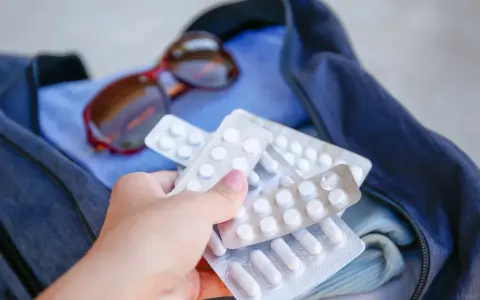 Jakie leki na wakacje do Turcji? Niezbędne medykamenty, które warto mieć
