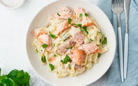 Pasta con salmón y nata cremosa: Receta de chef, ¡sin fallos!