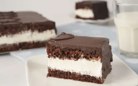 Gâteau au chocolat et à la crème, une recette kinder delice. Un délice pour les yeux et les papilles.