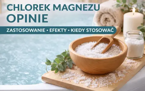 Chlorek magnezu w misie, obok świecy i ręcznika. Woda w wannie tworzy relaksującą atmosferę.