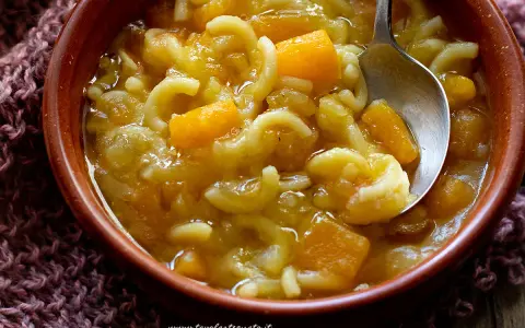 Minestra zucca e patate: facile, cremosa e con i trucchi della nonna