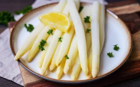 Gekochter weißer Spargel mit Zitrone und Petersilie. Spargel kochen wie lange? Perfekt gegart, zart und köstlich.