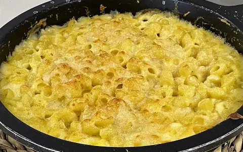 Macarrones con queso horneados hasta dorar, burbujeantes y deliciosos.