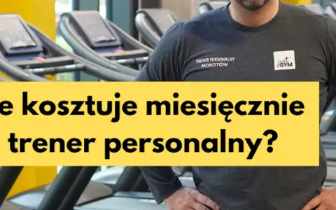 Mężczyzna w koszulce z napisem "TRENER PERSONALNY" stoi na tle bieżni. Żółty prostokąt z tekstem: "Ile kosztuje miesięcznie trener personalny?".