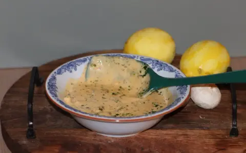 Krämig sås till lammracks, med citron och vitlök som sällskap.