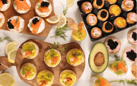 Leckeres Party-Essen: Canapés mit Lachs, Kaviar, Garnelen und Avocado. Ein Fest für die Sinne!