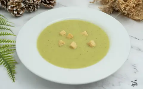 Crema de calabacín suave y reconfortante, adornada con picatostes crujientes. Perfecta para un día fresco.