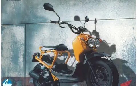 Pomarańczowy Honda Zoomer z podwójnymi reflektorami i charakterystyczną ramą, gotowy do miejskich przygód.