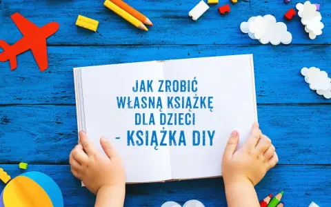 Dziecko trzyma otwartą książkę z napisem "Jak zrobić własną książkę dla dzieci - książka DIY". Wokół kolorowe klocki, kredki, samolot i chmurki.