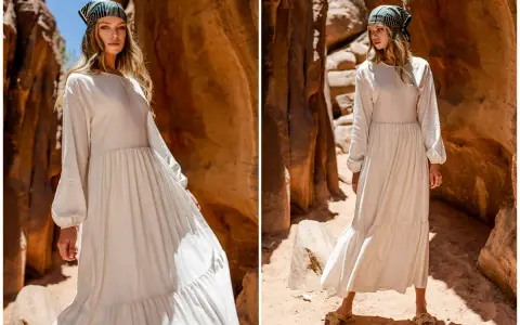 Dwie modelki w lnianych sukienkach boho i chustach na głowie na tle skalistego krajobrazu.