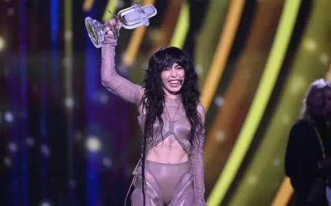 Vinnaren Loreen firar med Eurovision-trofén. Hon har vunnit tävlingen två gånger, vilket är en av Sveriges framgångar.