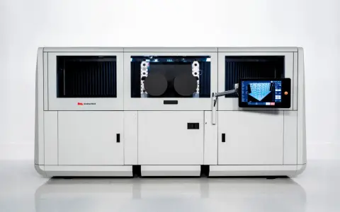 Nowoczesna maszyna do druku 3D, wykorzystująca technologię binder jetting, z panelem dotykowym prezentującym proces budowy.