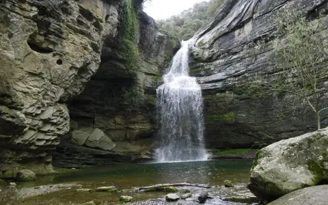 La Foradada en Cantonigròs, una cascada espectacular rodeada de rocas y vegetación, creando un paisaje natural impresionante.