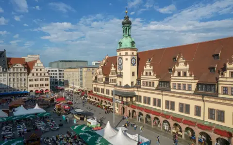 Tętniący życiem rynek w Lipsku, z ratuszem i kramami. Idealne miejsce na spacer i odkrywanie uroków miasta. Lipsk trasa zachwyca!