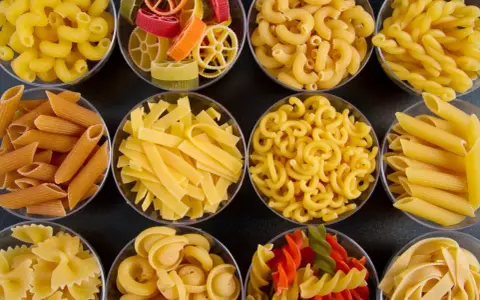 Verschiedene Nudelsorten in Schalen. Sind Nudeln gesund? Vollkornnudeln sind eine gute Wahl für eine gesunde Ernährung.