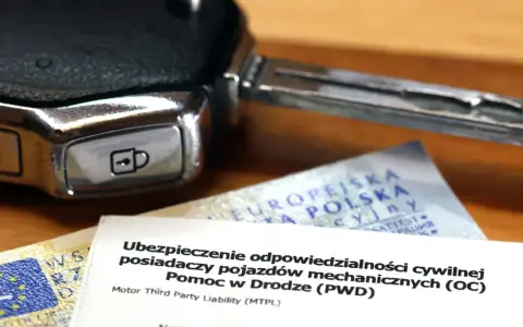Kluczyk do auta i dokumenty OC. Planujesz kupno auta i zastanawiasz się nad ubezpieczeniem? To ważne!
