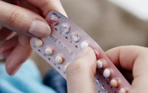 Dłonie trzymające opakowanie tabletek antykoncepcyjnych. Czy antykoncepcja wpływa na libido?