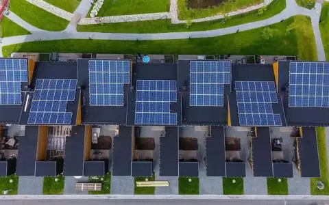 Radhus med solceller på taket. En sol karta över moderna hem som utnyttjar solenergi.