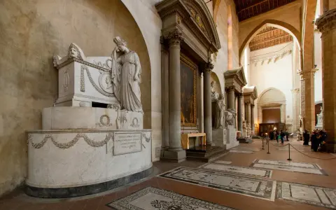 Monument funéraire imposant dans une église, où est enterré Michel Ange. La sculpture représente une femme en deuil.