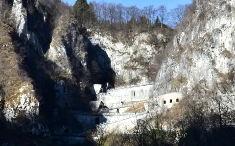 Strada a tornanti sul Passo San Boldo, con gallerie e muri di sostegno che si aggrappano alla roccia.