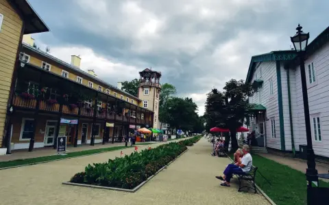 Spacerkiem po Krynicy-Zdroju, gdzie drewniana architektura i zielone rabaty tworzą urokliwe krosno atrakcje.