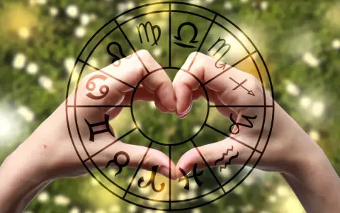 Dłonie tworzą serce w okręgu zodiaku, gdzie widnieją symbole, w tym te z najtrudniejszych znaków zodiaku.